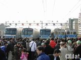 車両に群がる人々