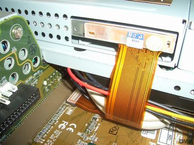 フィルム ケーブルで接続した CD-ROM ドライブ周辺
